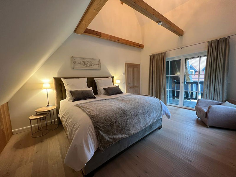 Spreewaldchalet - Ihre Auszeit im Spreewald in einem exklusiven Chalet und Ferienhaus | Doppelbett mit Blick ins Grüne