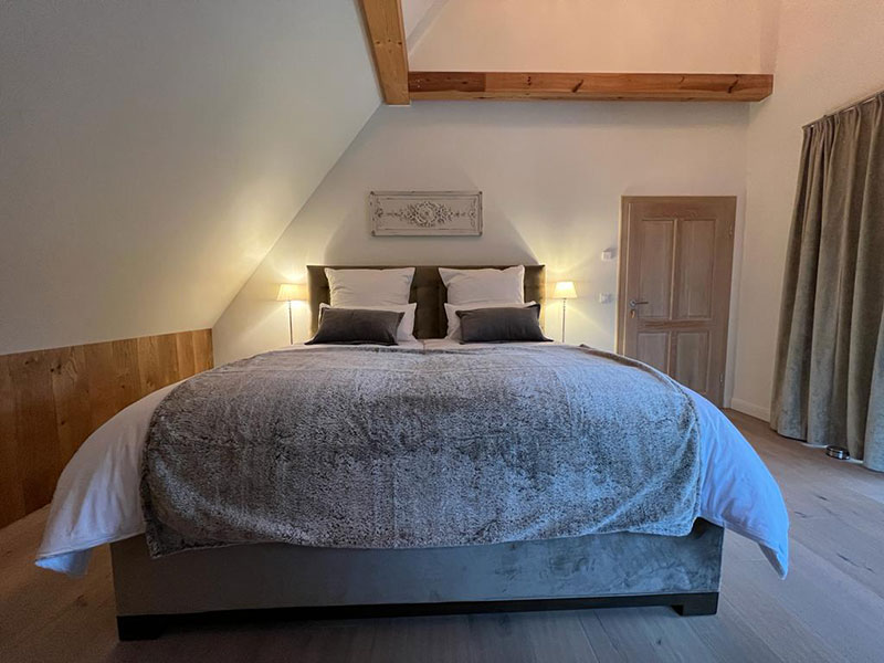 Spreewaldchalet - Ihre Auszeit im Spreewald in einem exklusiven Chalet und Ferienhaus | Doppelbett mit Blick ins Grüne